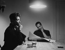  &copy; Ohne Titel (Mann liest Zeitung), Foto: Carrie Mae Weems